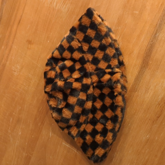 Checkerboard fuzzy Bucket hat - Picture 4 of 4